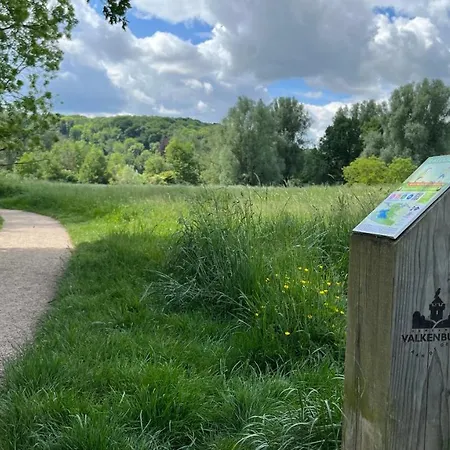 לינה וארוחת בוקר Boutique Le Faucon 3*